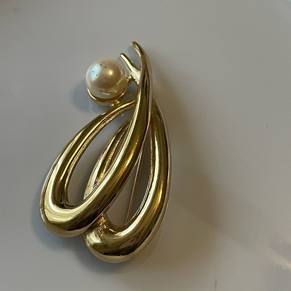 Signed Richelieu Pearl Brooch Pin - image 1